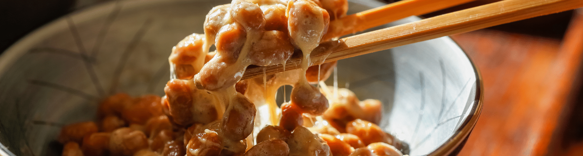 Natto gluant attrapé aux baguettes