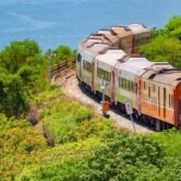 train au bord de l'eau