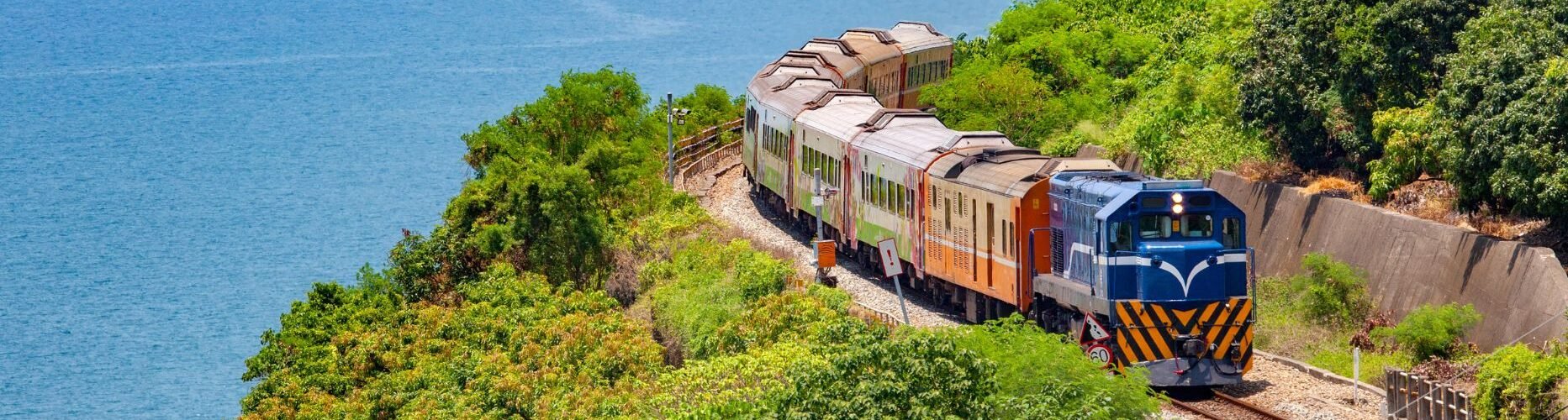 train au bord de l'eau