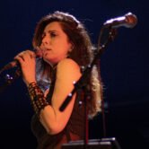 Yasmine Hamdan à un de ses concerts à Paris micro en main