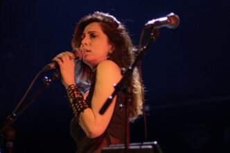 Yasmine Hamdan à un de ses concerts à Paris micro en main