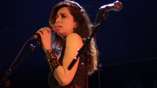 Yasmine Hamdan à un de ses concerts à Paris micro en main